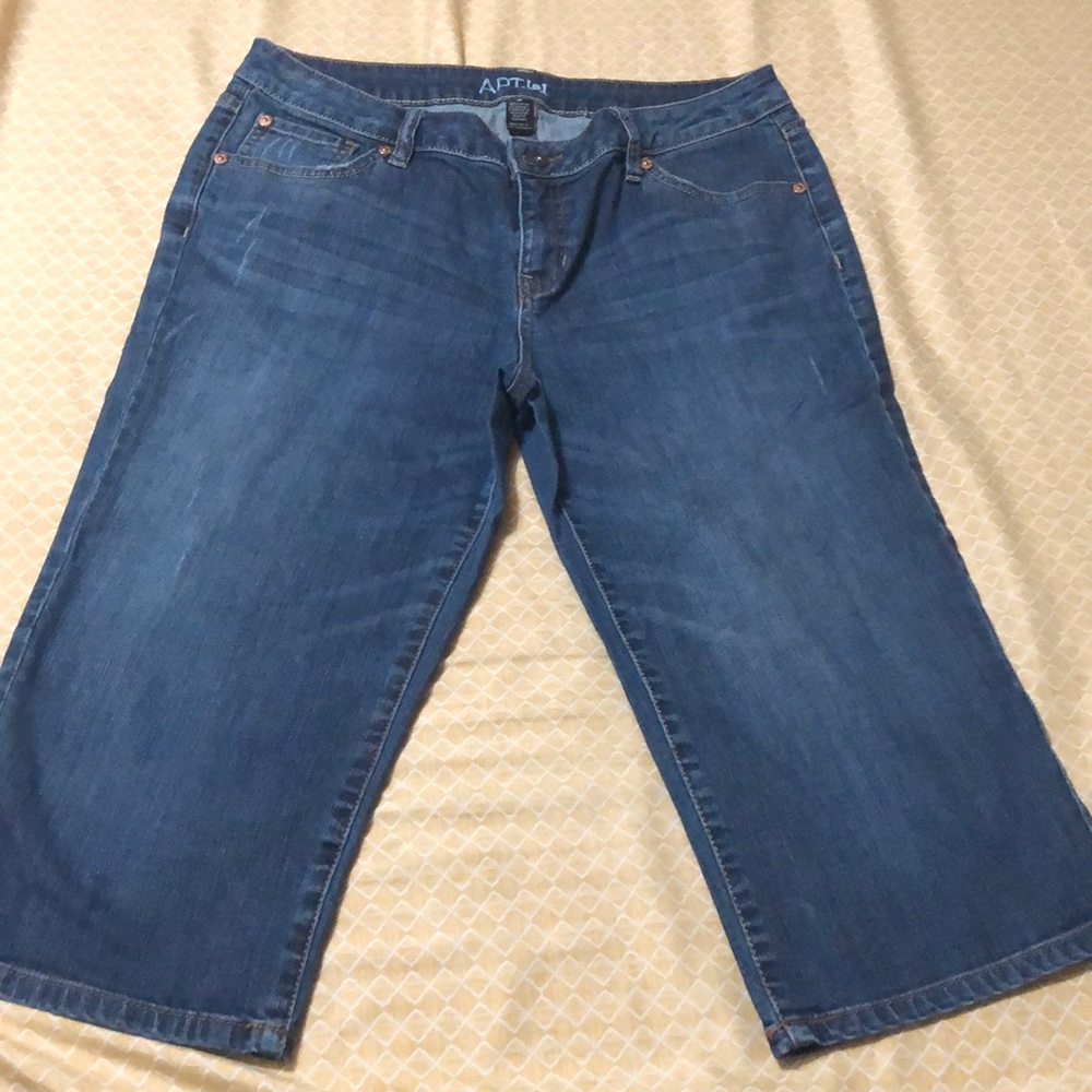 EUC Apt 9 distressed capri